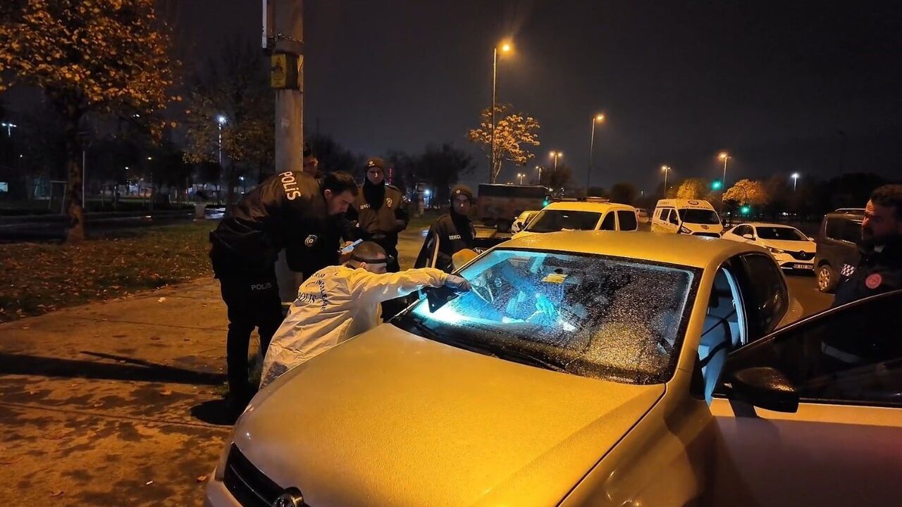 Pendik'te devriye polisinin GBT kontrolünde park halindeki araçta ölü genç bulundu