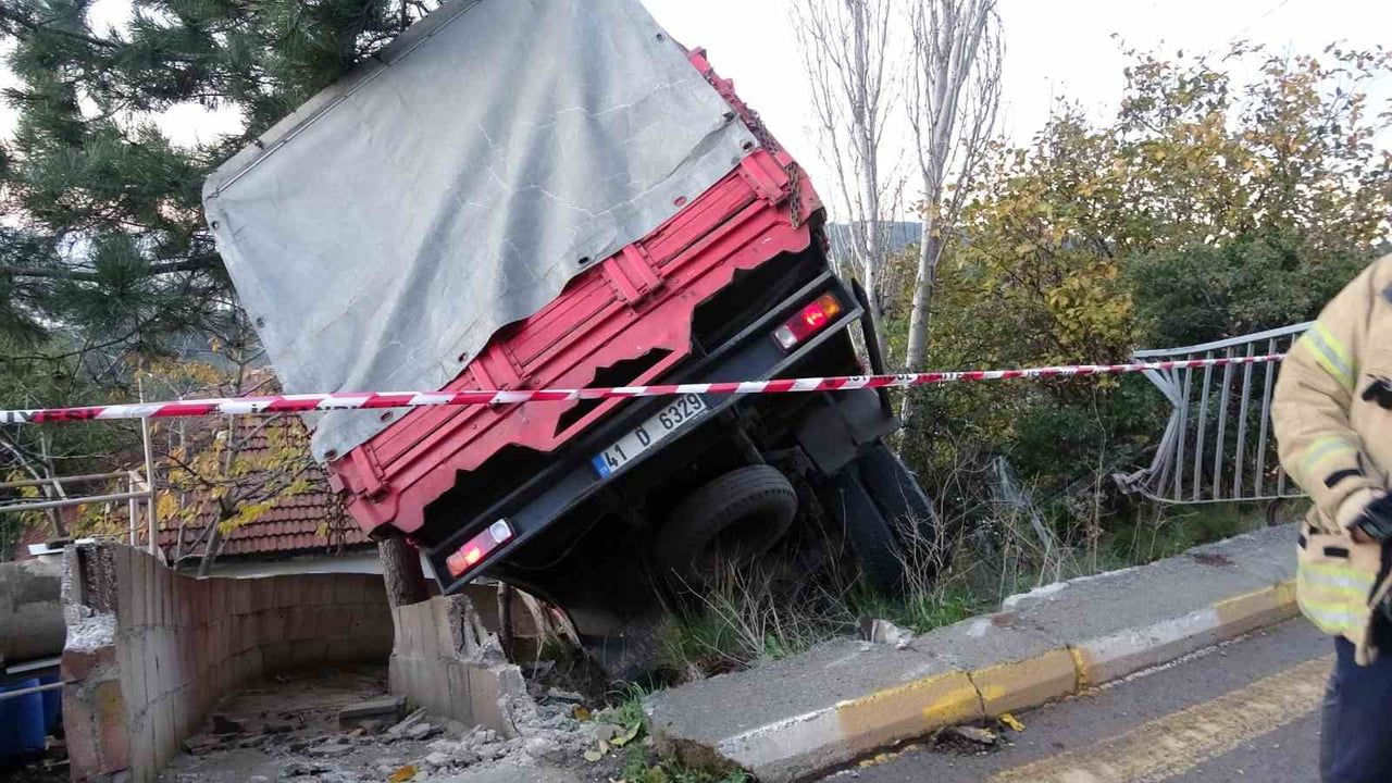 Pendik'te kontrolden çıkan kamyonet ağaçlara çarparak binaya çarpmasını önledi