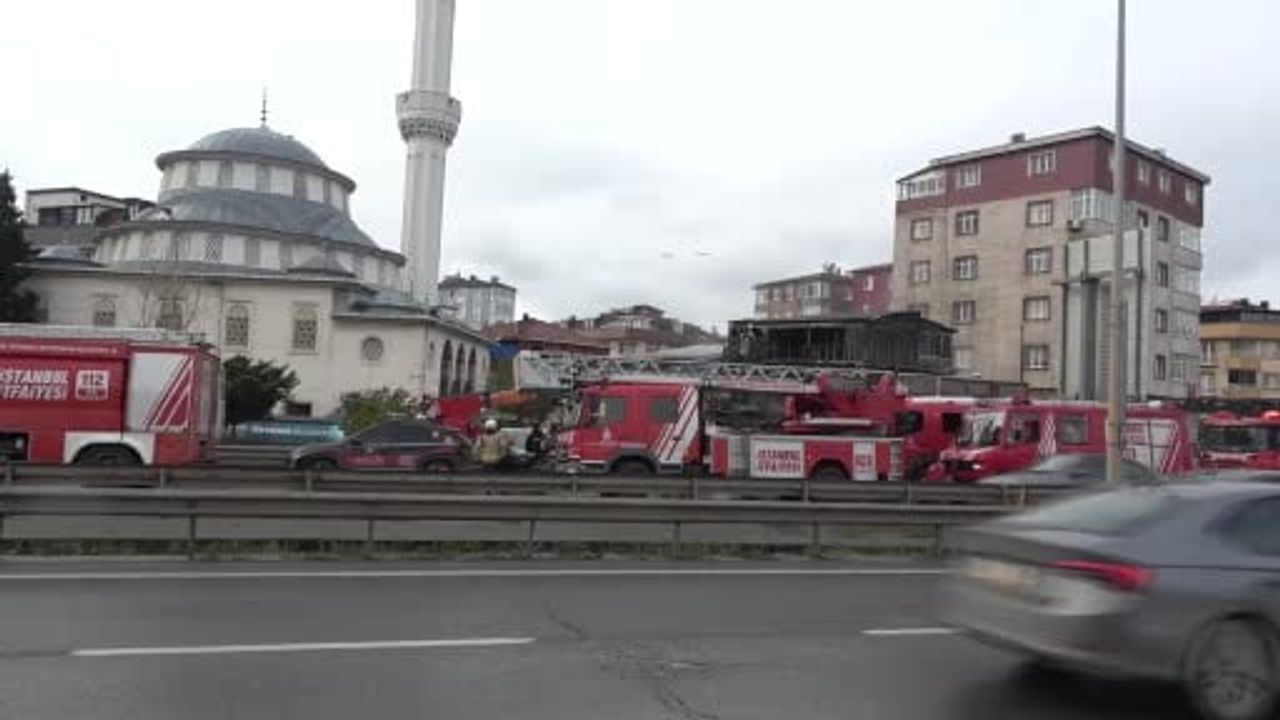 Pendik'te park halindeki araçta çıkan yangın binalara sıçradı: 2 araç ve bir kafe kullanılamaz hale geldi