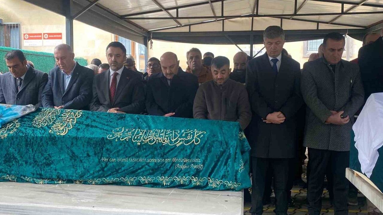 Pendik'te yangında yaşamını yitiren üç çocuk son yolculuklarına uğurlandı