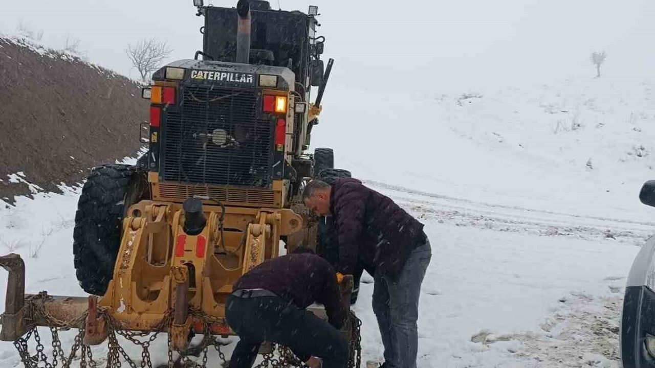 Pervari'de Geçittepe grup köy yolu kar yağışı nedeniyle ulaşıma kapandı