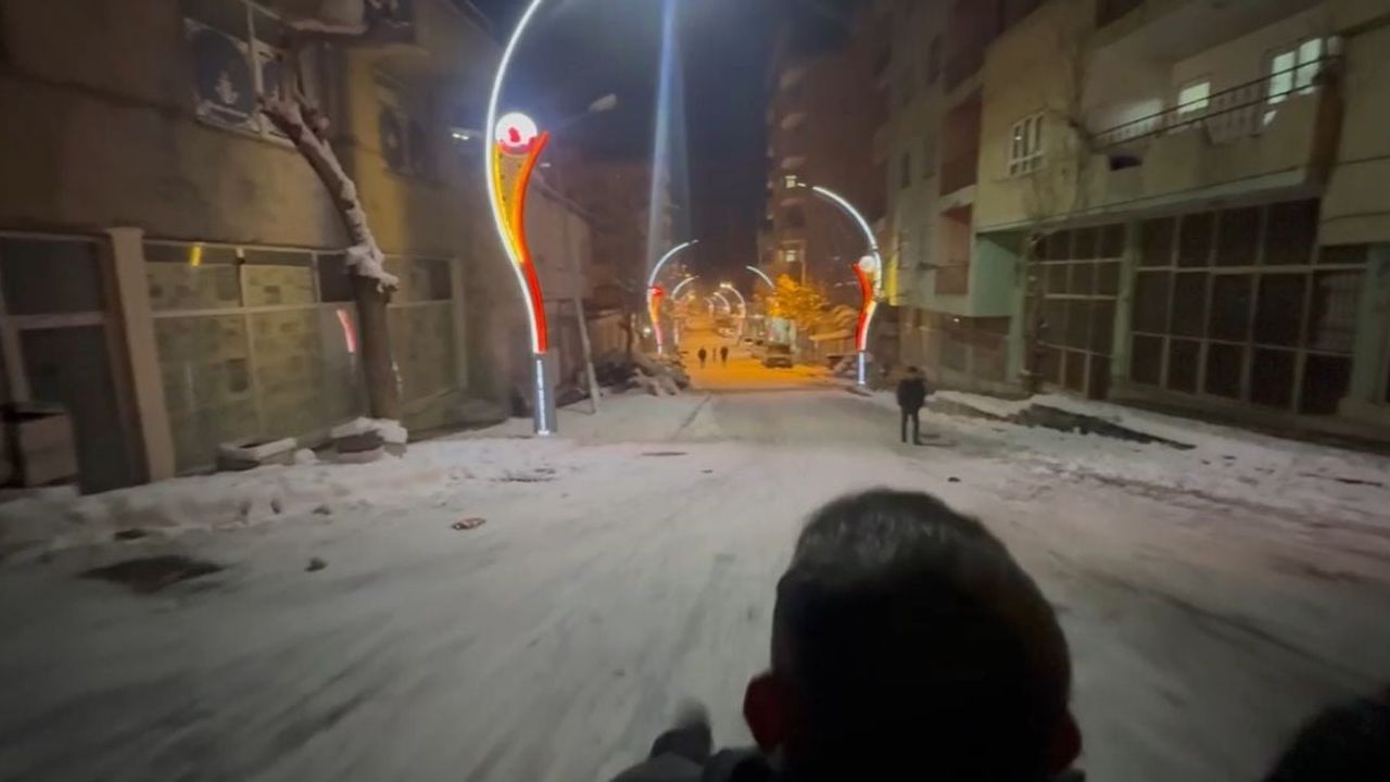 Pervari'de kar yağışı sokakta kayak keyfi yarattı