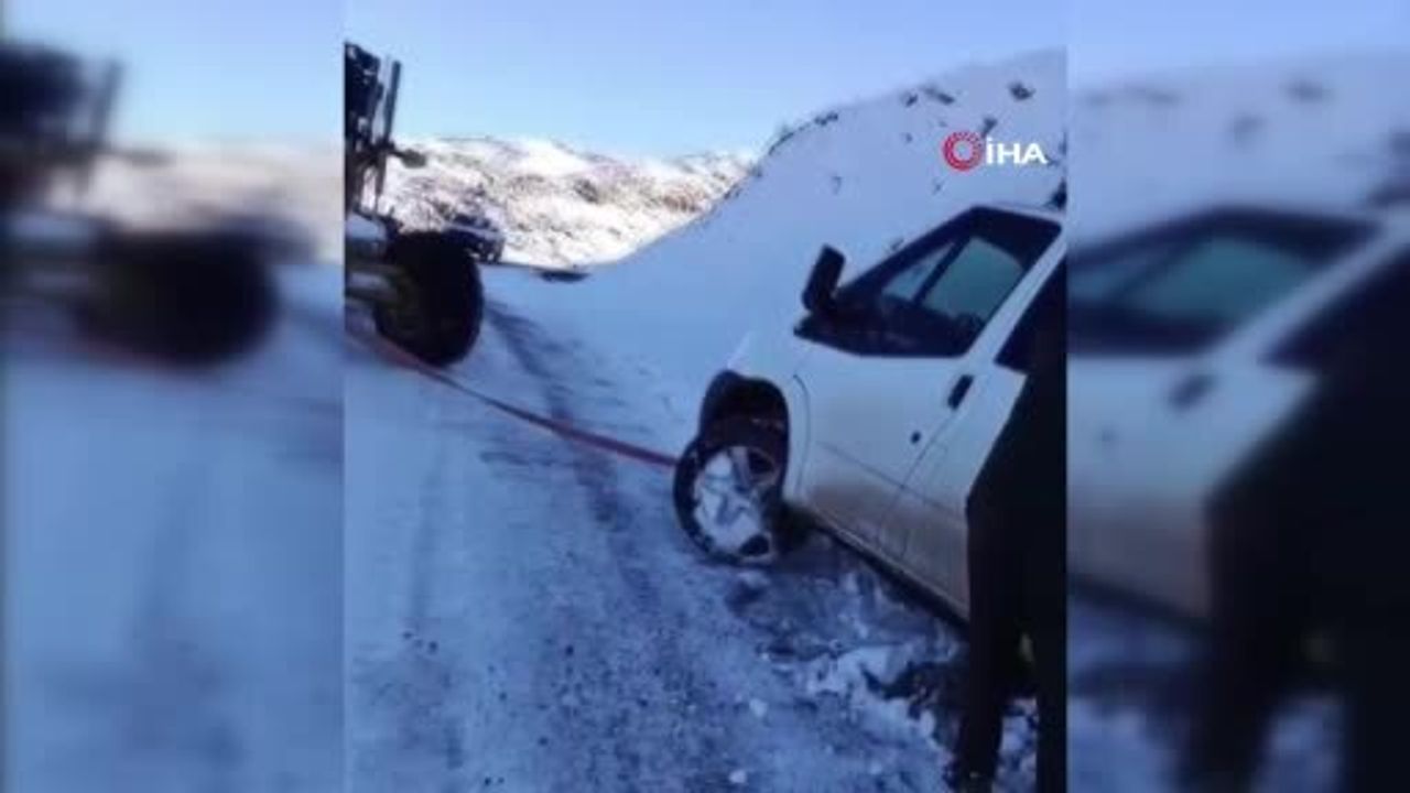 Pervari'de yolcu minibüsü kar nedeniyle şarampole devrildi: 5 kişi yara almadan kurtuldu