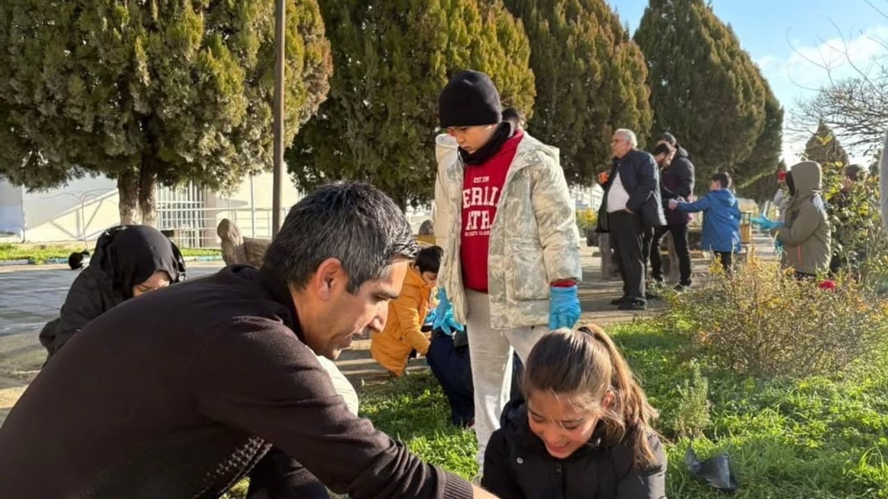 Pınarhisar’da Öğrencilerle Fidan Dikimi: Çevre Bilinci Uygulamalı Eğitimle Güçlendirildi