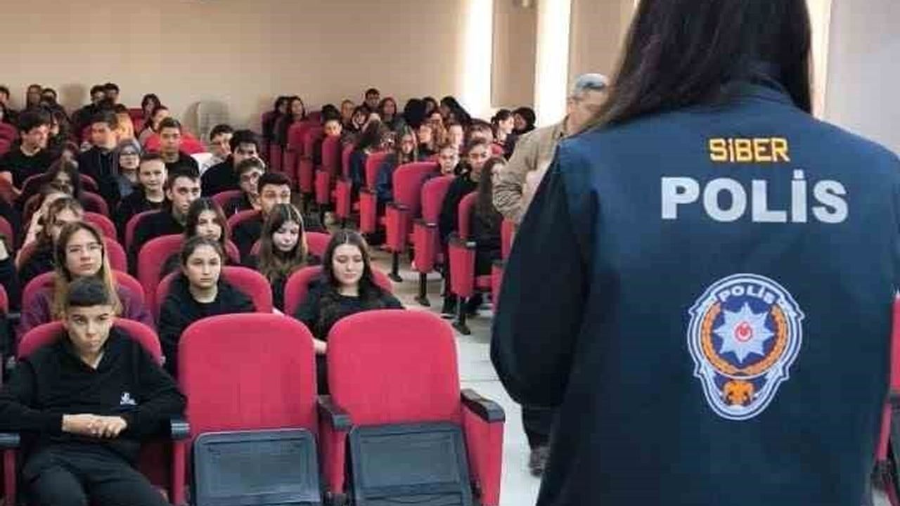 Polis, Afyonkarahisar'da SİBERAY Programı Kapsamında Güvenli İnternet Eğitimi Verdi