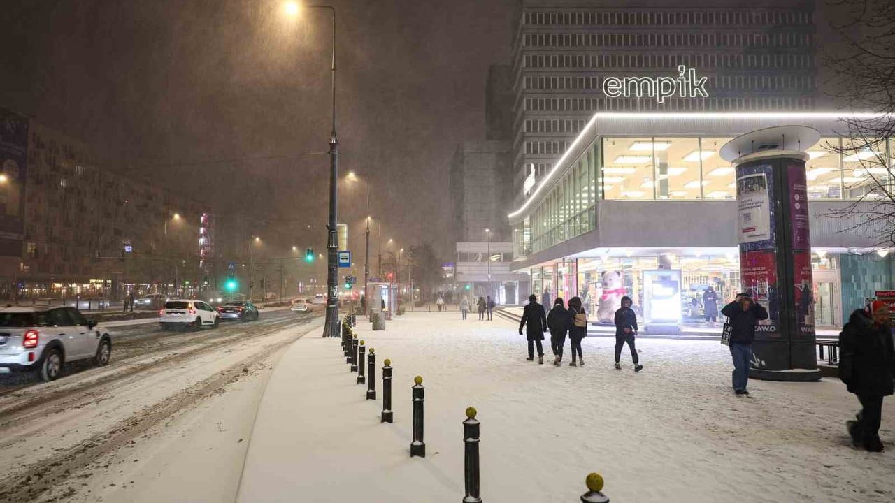 Polonya'nın kuzeyinde yoğun kar: S7 otoyolunda yüzlerce araç mahsur kaldı