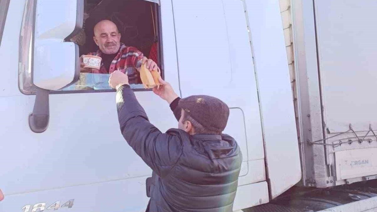 Posof Belediyesi, kar nedeniyle yolda kalan tır şoförlerine sıcak çorba ikram etti