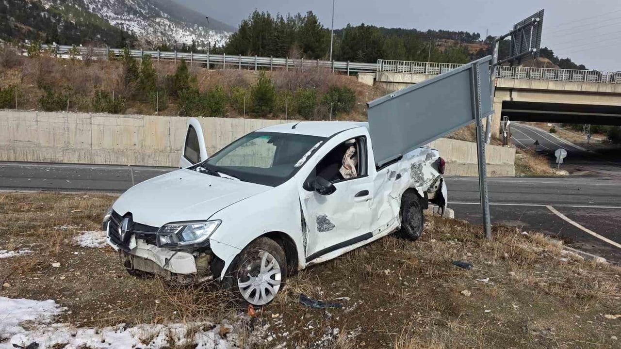 Pozantı D-750'de otomobil ile tır çarpıştı; sürücüler yara almadan kurtuldu