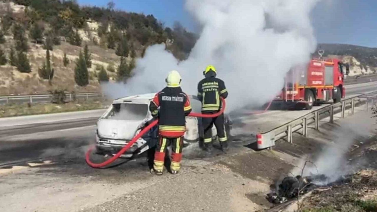 Pozantı-Tarsus Otoyolu'nda Peugeot alev aldı; iki yolcu aracı terk etti