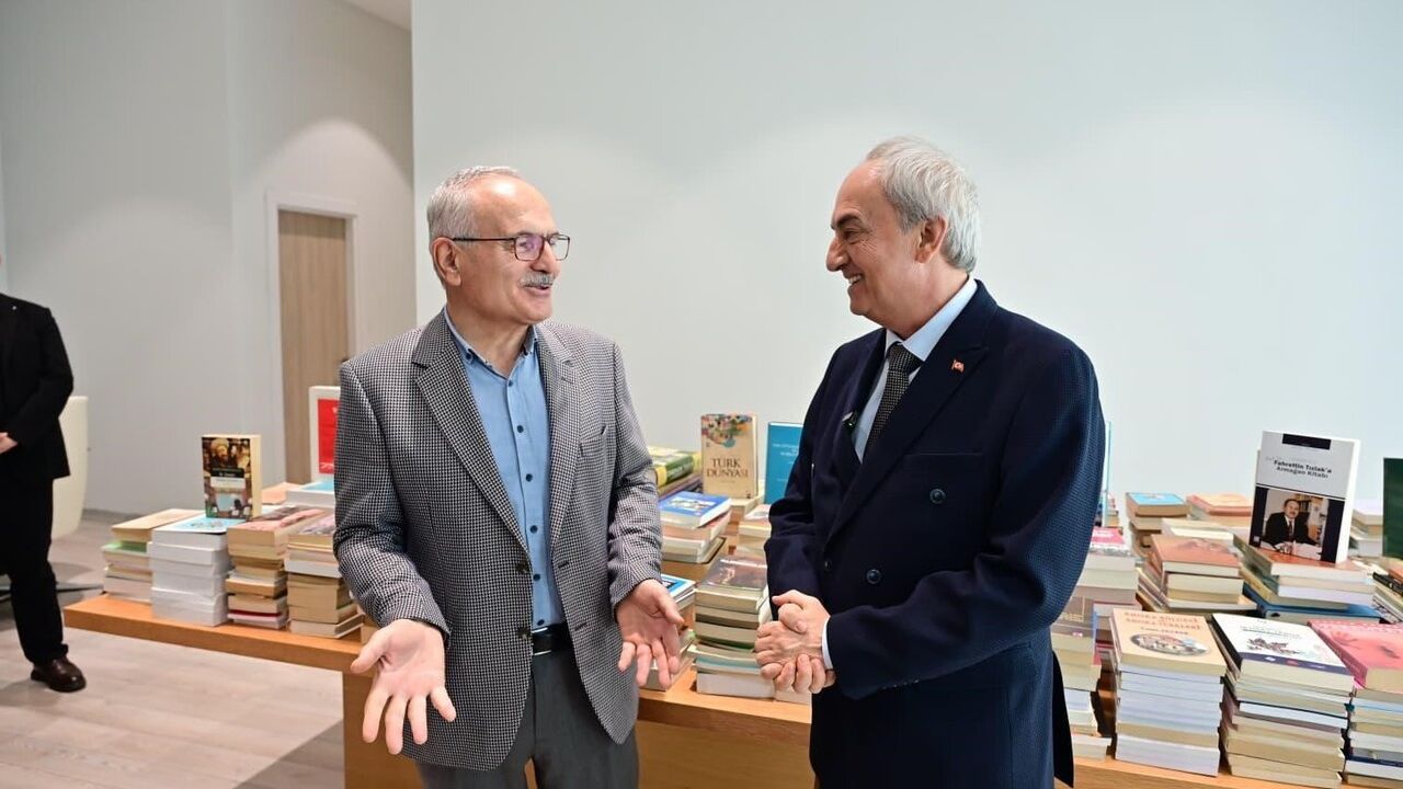 Prof. Dr. Fahrettin Tızlak, Antalya Kütüphanesi'ne 2 bin kitap bağışladı