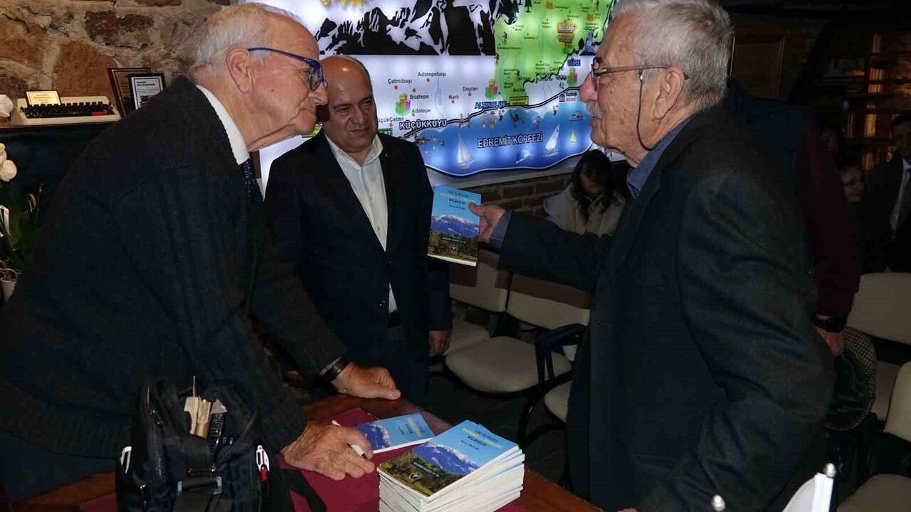 Prof. Dr. Kenan Mortan'ın '100 Soruda Kazdağları ve Etekleri Kılavuzu' kitabı Edremit'te tanıtıldı
