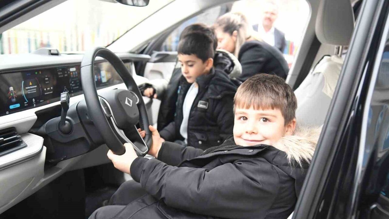 Pursaklar'da Yerli Malı Haftası: Nezaket Okulu öğrencilerine Togg tanıtıldı