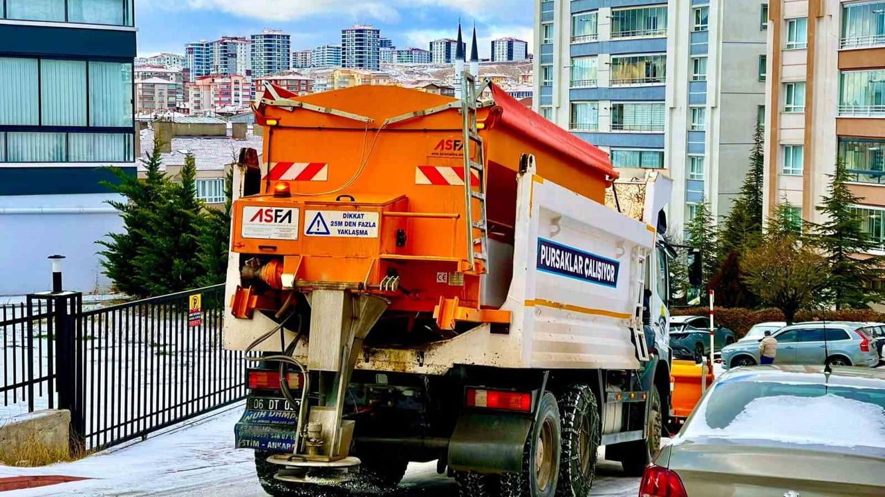 Pursaklar'da Yoğun Karla Mücadele: Ekipler İlçede 7/24 Sahada