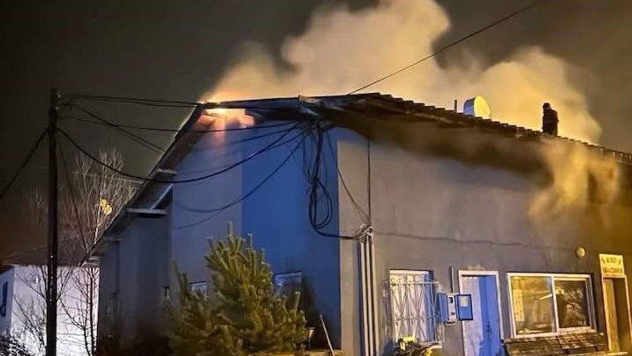 Refahiye Alt Köyünde köy konağı eklentisinde yangın — itfaiye ana binayı korudu