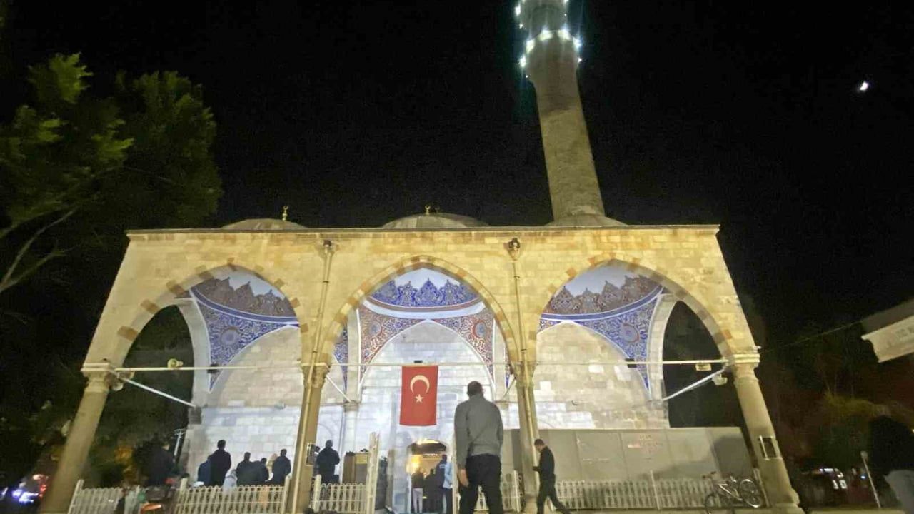 Regaip Kandili'nde Antalya'da camiler doldu: Muratpaşa Camii'nde yoğun ilgi