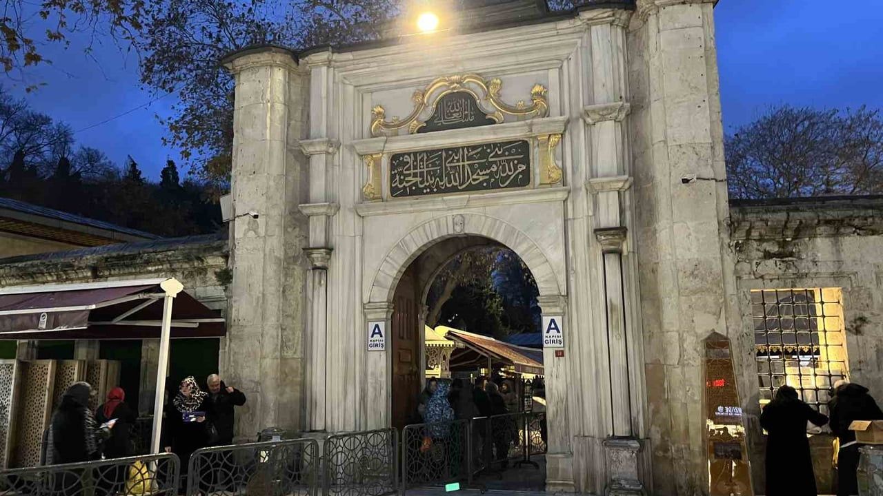 Regaip Kandili'nde Eyüpsultan Camii'ne yoğun ziyaret — Lokum ve şeker ikramı