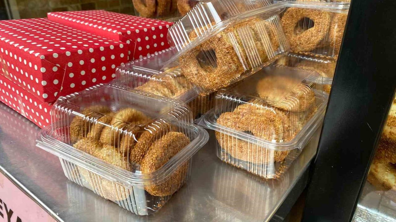 Regaip Kandili'nde pastanelerde tereyağlı ve mahlepli kandil simitleri satışa çıktı