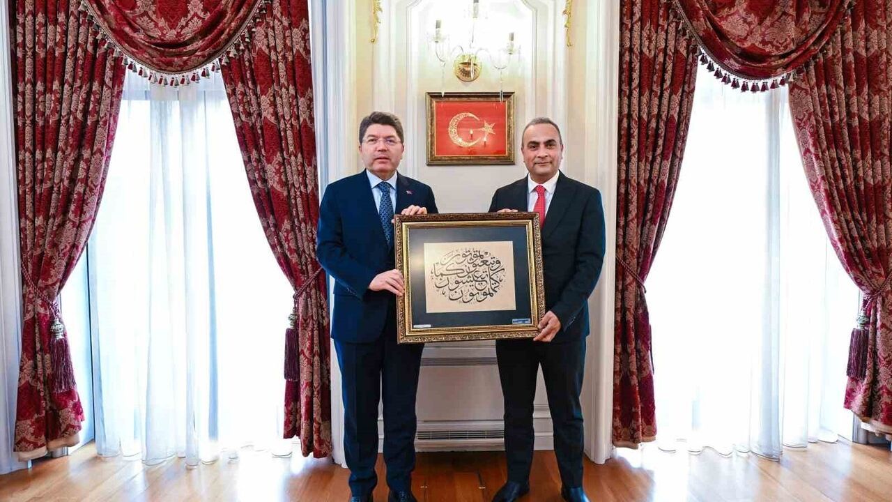 Rektör Akkaya, BARÜ’nün Uluslararası Başarılarını Adalet Bakanı Tunç’a Aktardı