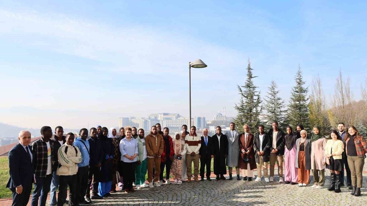 Rektör Prof. Dr. Nedim Sözbir, Düzce Üniversitesi’ndeki 23 Ruandalı Öğrenciyle Bir Araya Geldi