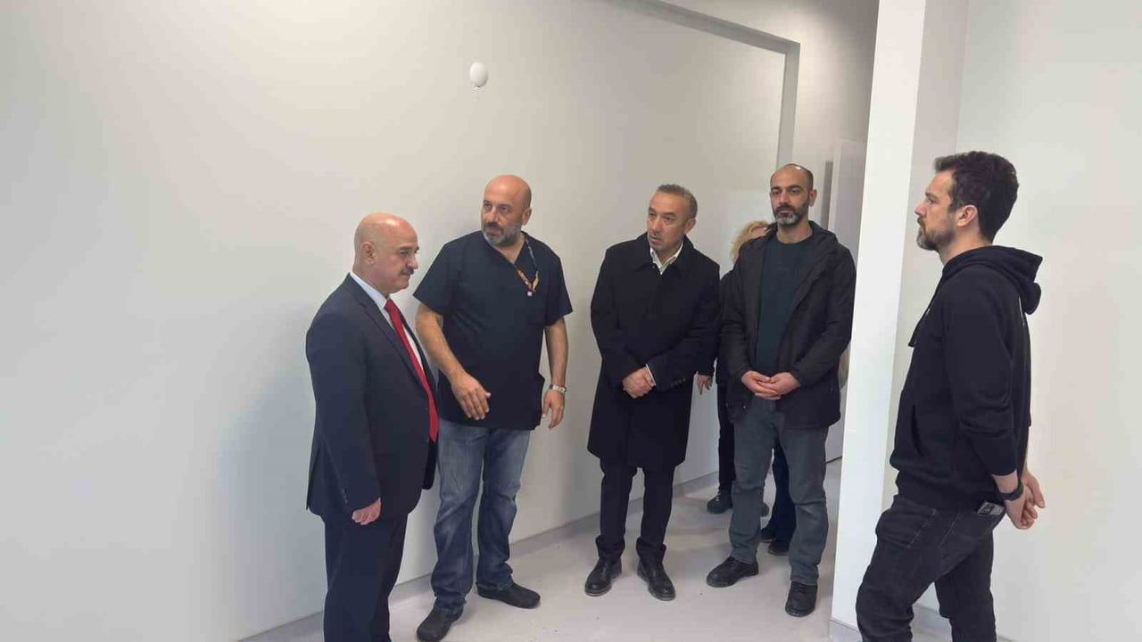 Rektör Sözbir, Düzce Üniversitesi Tıp Fakültesi Hastanesi’ni İnceledi ve Hastalarla Görüştü