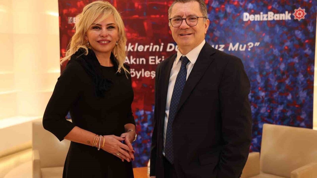 Ressam Akın Ekici'nin 'Renklerini Duydunuz mu?' kitabı Galeri Deniz'de imza günü ve söyleşiyle tanıtıldı