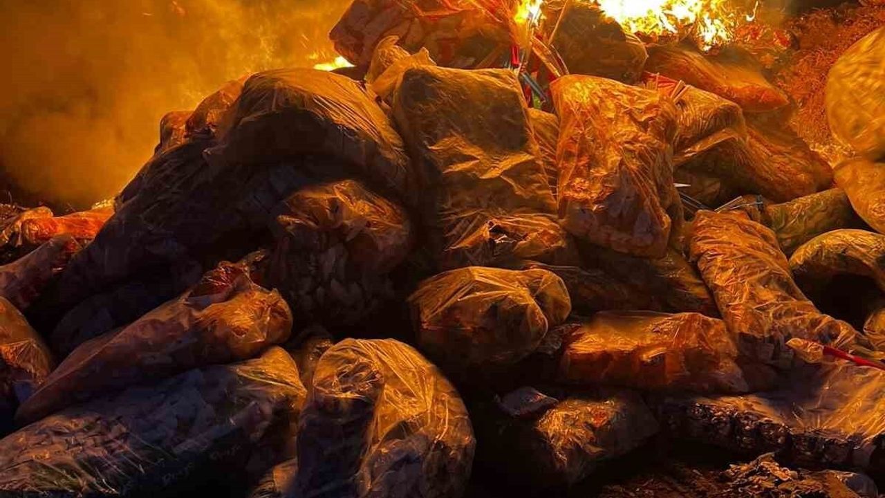 Reyhanlı'da 2 ton son kullanma tarihi geçmiş cips, şekerleme ve çikolata imha edildi