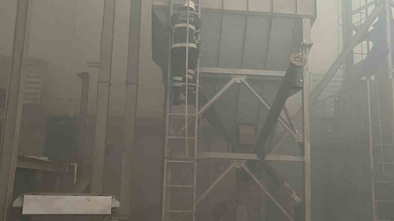 Reyhanlı'da çikolata fabrikasında çıkan yangın büyümeden söndürüldü