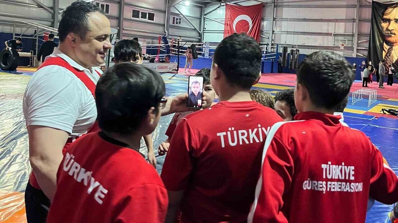 Rıza Kayaalp, Vezirköprü Gençlik ve Spor Güreş Takımıyla Online Görüşerek Sporculara Moral Verdi