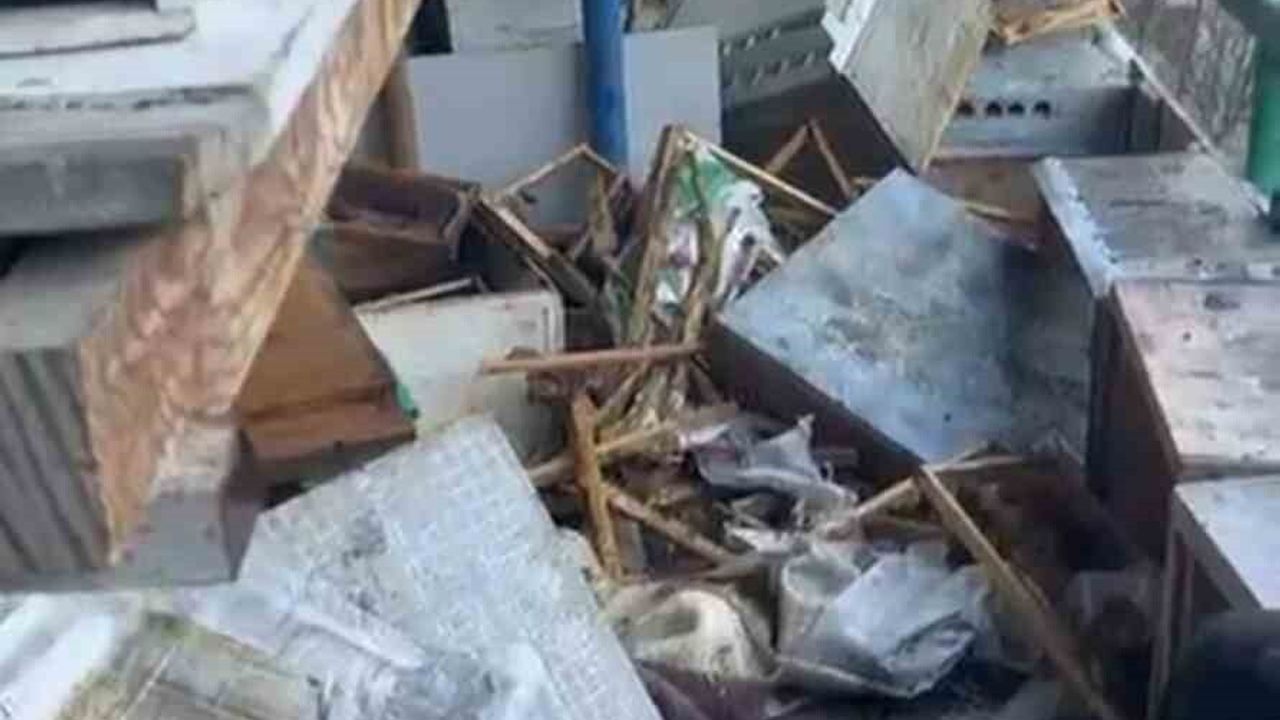 Rize Anzer Yaylası'nda ayı kovanlara saldırdı: 30 petek ve sera hasarı, üretici 500 bin TL zarar