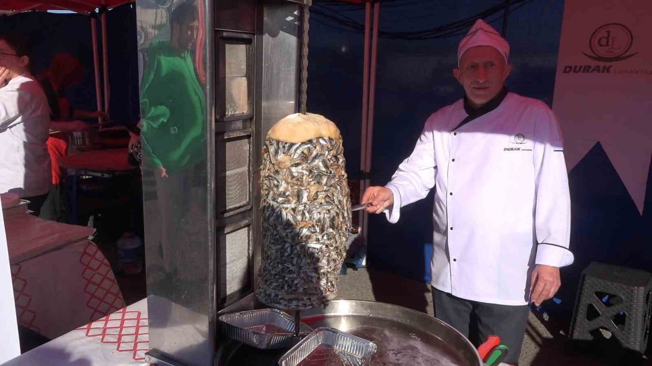 Rize'de 8. Hamsi Festivali'nde ilgi çeken lezzetler: hamsili su böreği ve hamsili döner