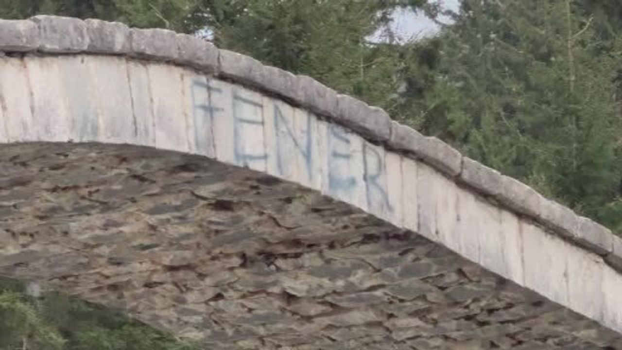 Rize'de Çat Kemer Köprüsü'ne sprey boya ile Fener ve 1907 yazıldı