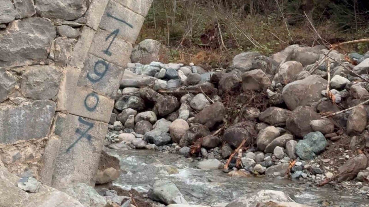 Rize'de Çat Kemer Köprüsü'ne sprey boya ile 'Fener' ve '1907' yazıldı
