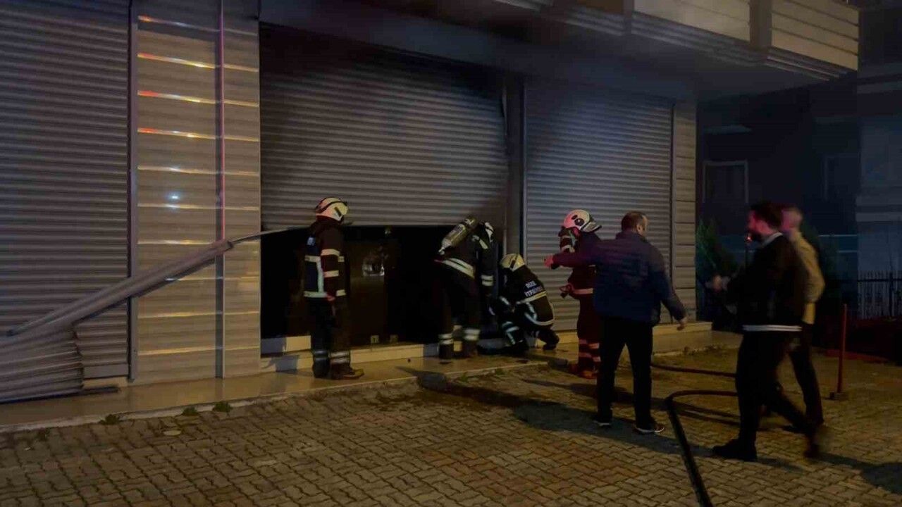 Rize'de çay toplama makinesine ait depoda yangın