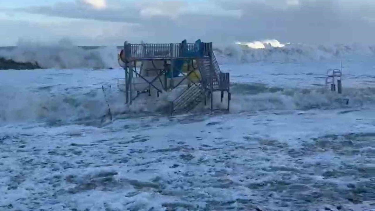 Rize'de fırtına Çayeli'nde Karadeniz Sahil Yolu'nu etkiledi