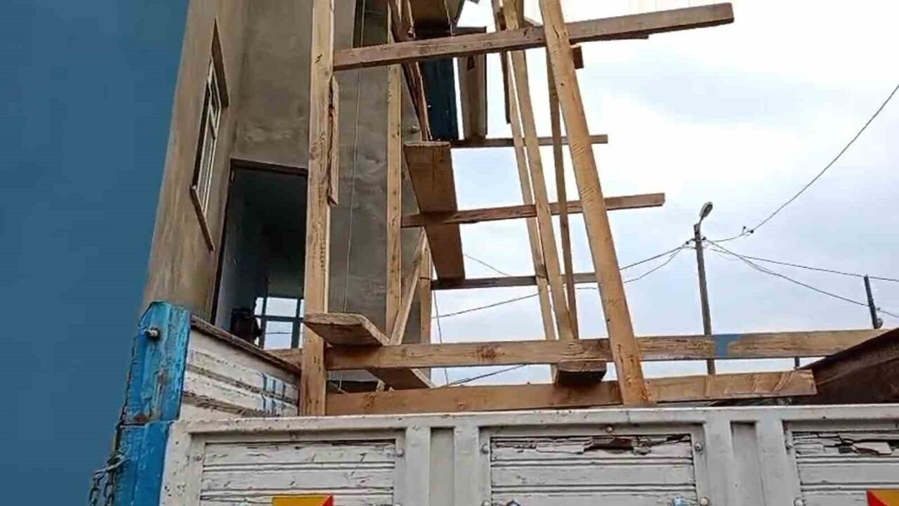 Rize'de vatandaş kamyon kasasına kurduğu iskeleyle cephe boyama işini kolaylaştırdı