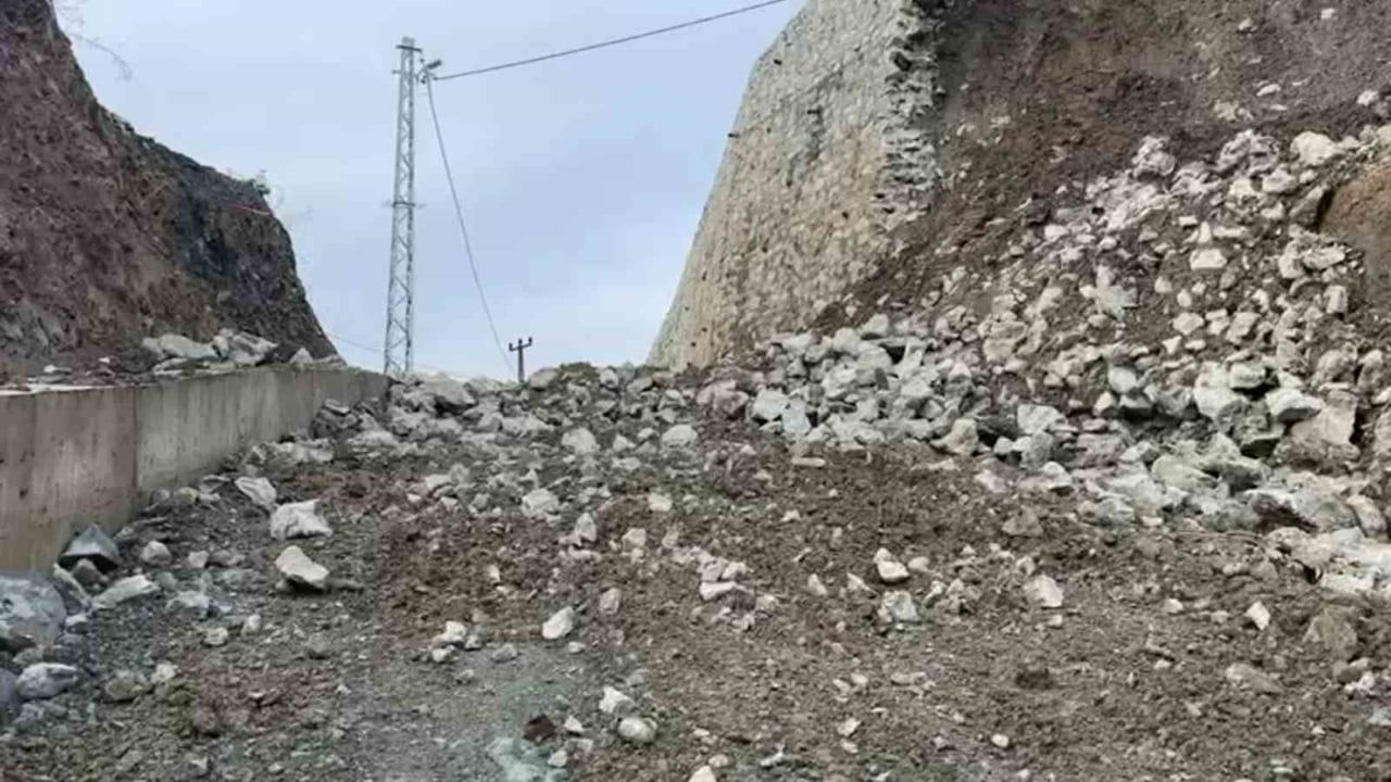 Rize'de yağış sonrası istinat duvarı çöktü: Asri Mezarlık yolu inşaatında heyelan