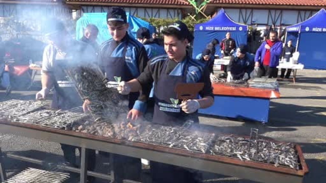 Rize Hamsi Festivali'nde öne çıkan lezzetler: Hamsili su böreği ve hamsili döner