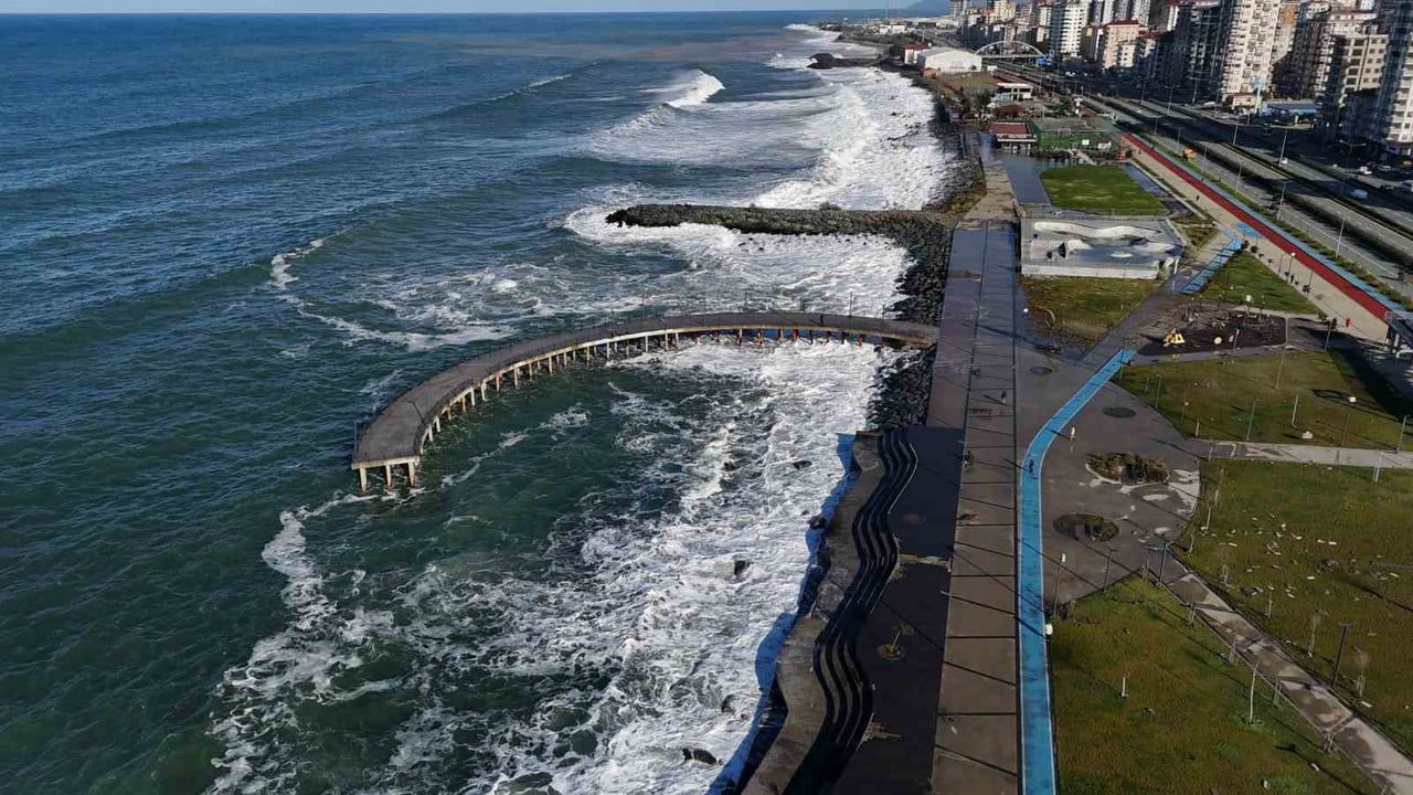 Rize kıyılarında fırtına etkisi: Karadeniz'de dev dalgalar havadan görüntülendi