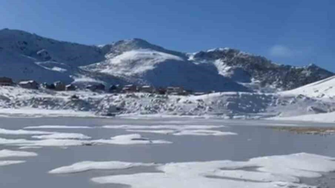 Rize Koçdüzü Yaylası’ndaki 'Adalı göl' dondu — Ovit’te termometreler -13’ü gösterdi