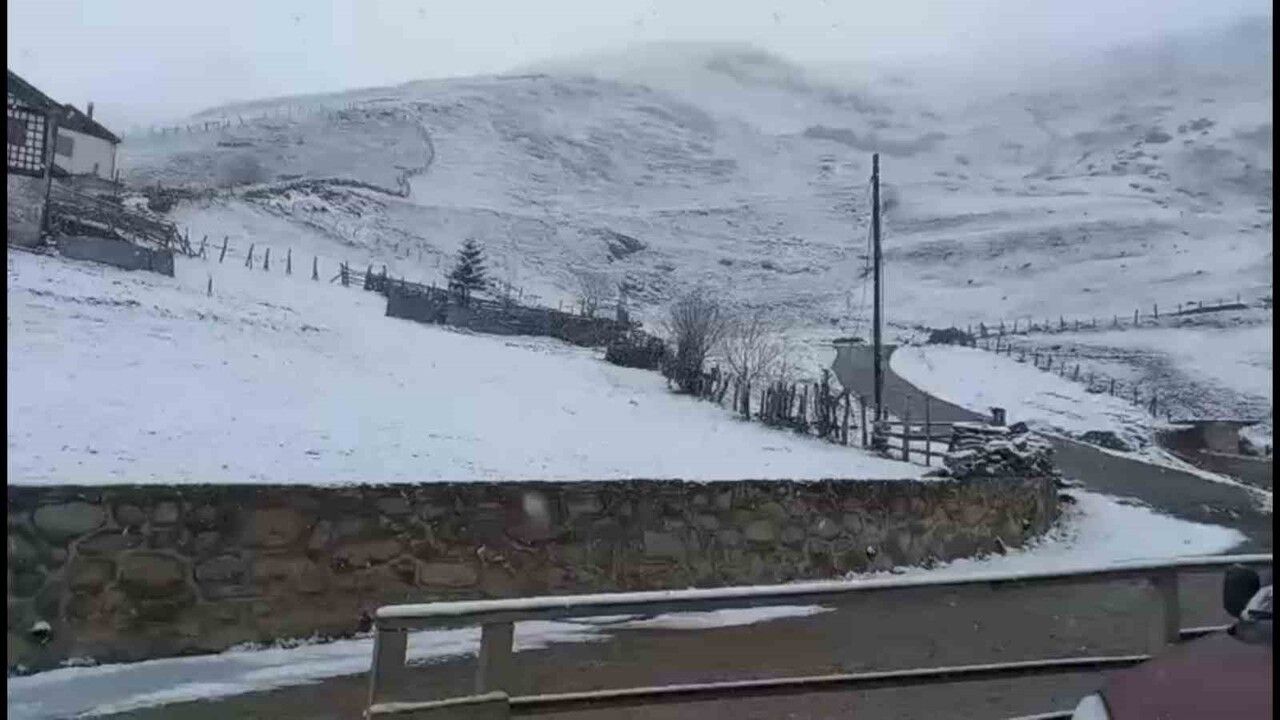 Rize’nin yüksek kesimlerinde kar yağışı: Anzer ve Kavrun yaylaları beyaza büründü