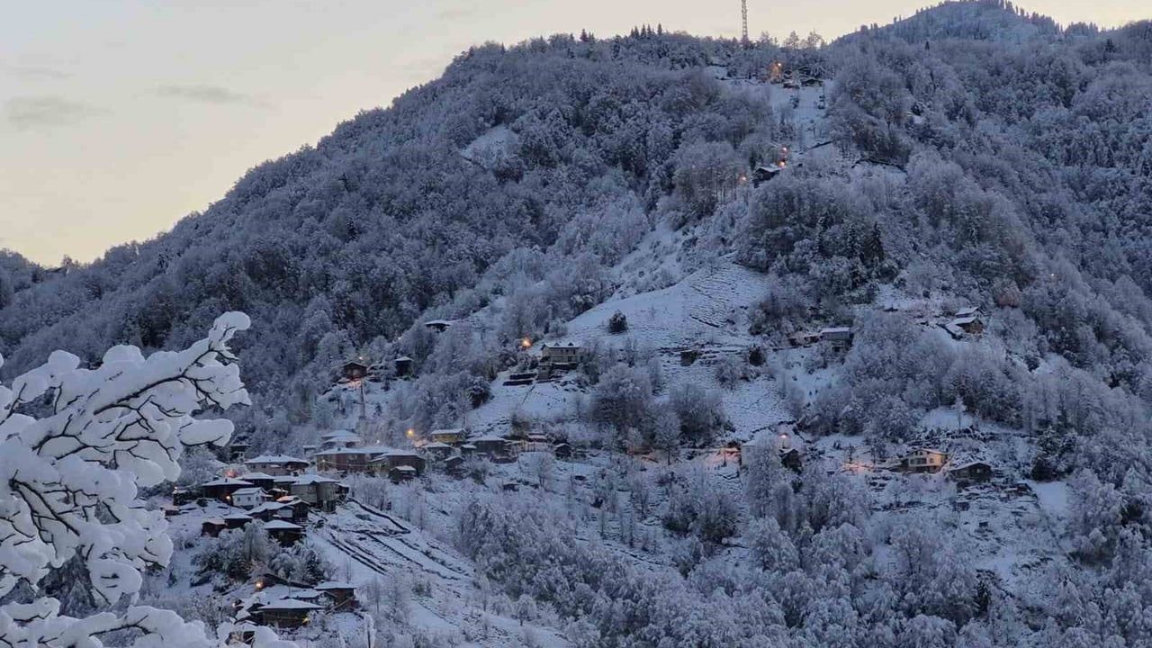 Rize'nin yüksek yaylalarında kar kalınlığı 1 metreyi aştı