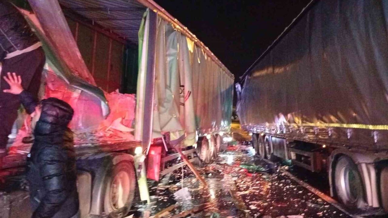 Rize Pazar'da tır kazası: 1 yaralı, sürücü AFAD tarafından kurtarıldı