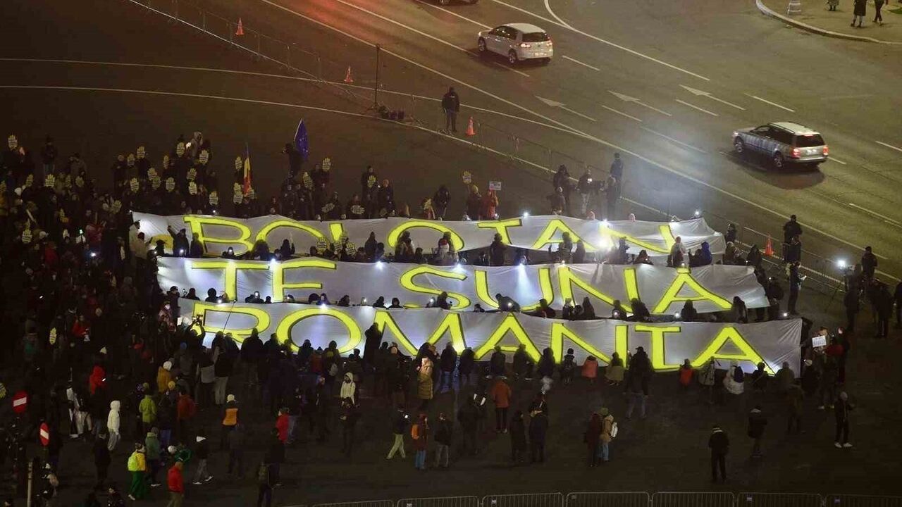 Romanya'da yargı reformu talepleri sürüyor: Bükreş'te göstericiler Başbakan Bolojan'a seslendi