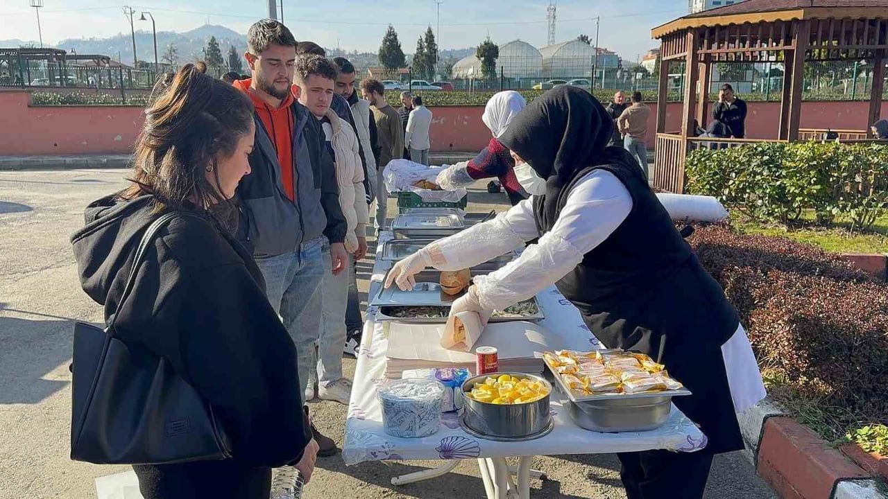 RTEÜ öğrencileri hamsi festivalinde sınav öncesi moral depoladı