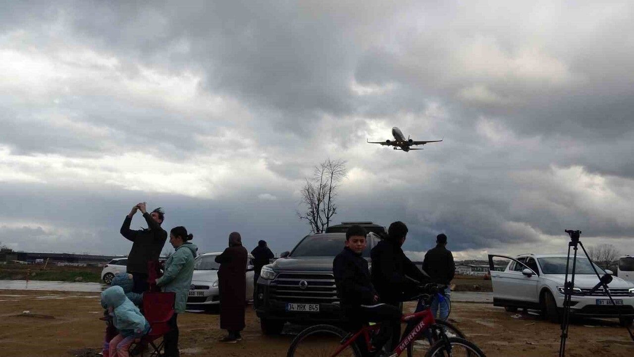 Sabiha Gökçen Havalimanı yakınındaki uçak izleme noktası hafta sonları ziyaretçi akınına uğruyor