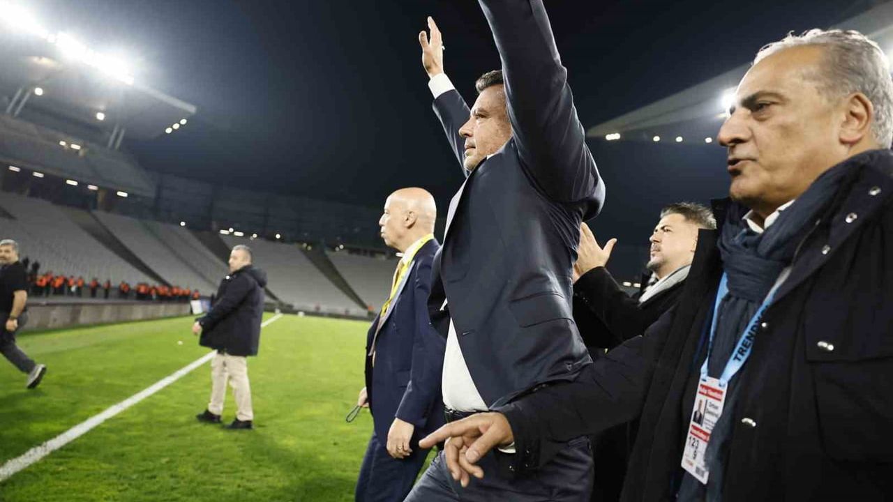 Sadettin Saran, Eyüpspor maçı sonrası taraftarlarla galibiyet sevincini paylaştı