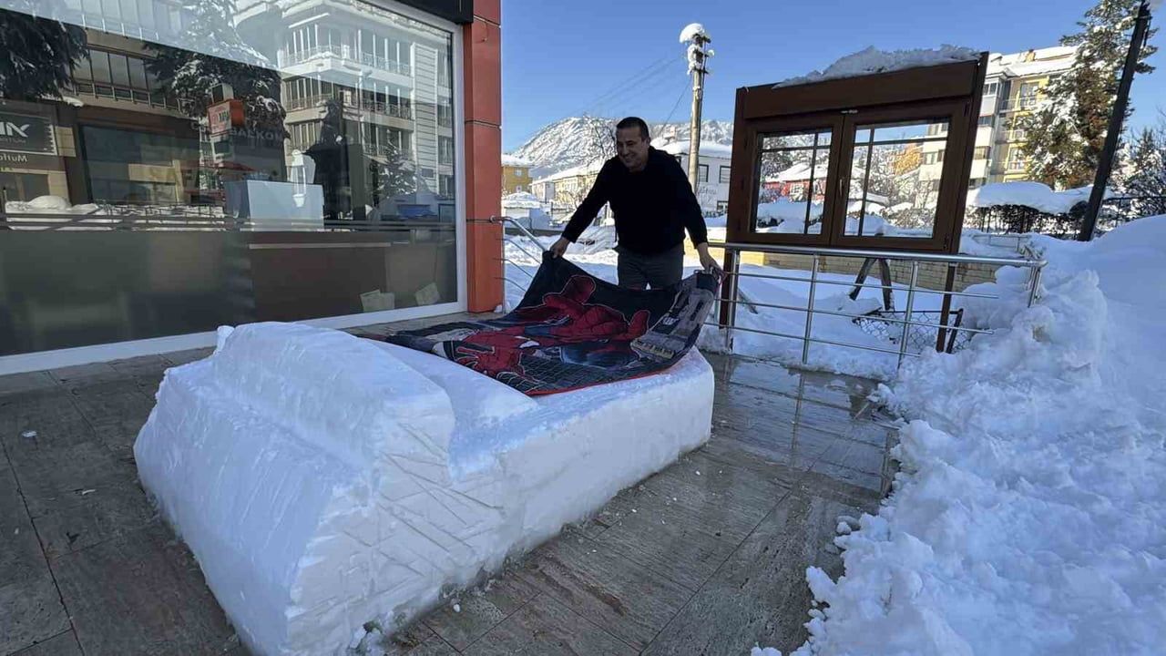 Safranbolu'da esnaf dükkan önüne kardan yatak yaptı