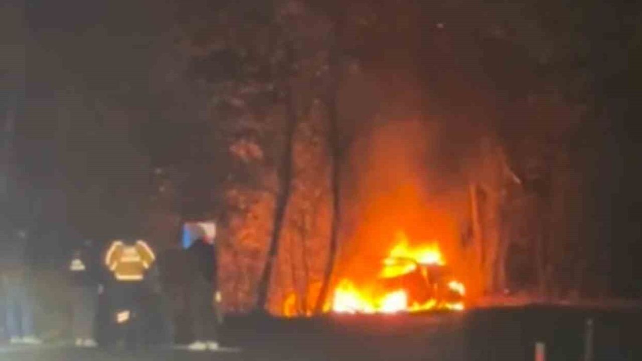 Safranbolu'da hafif ticari araç ağaca çarpıp yanarak sürücü yaşamını yitirdi