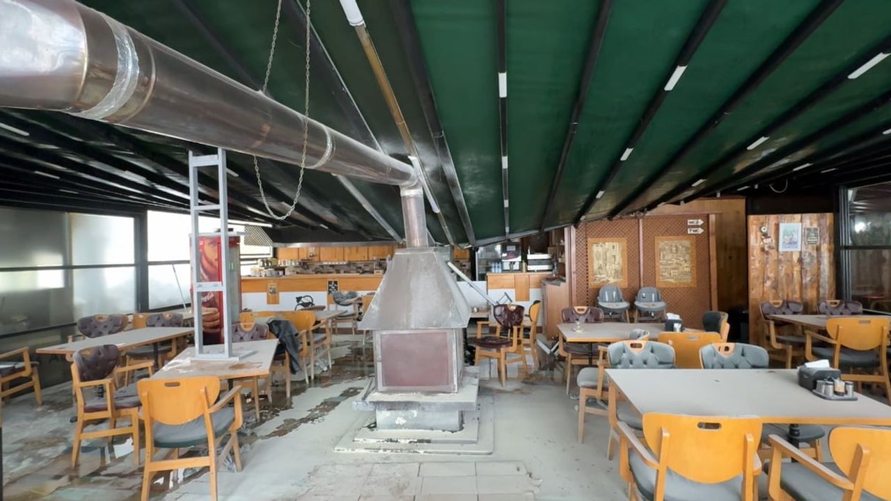 Safranbolu'da kar birikimi iş yerlerinin çatı ve tentenelerini çöktürdü