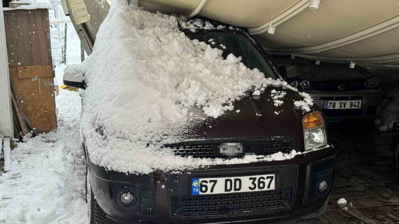 Safranbolu'da kar nedeniyle garaj çöktü: 3 araç zarar gördü